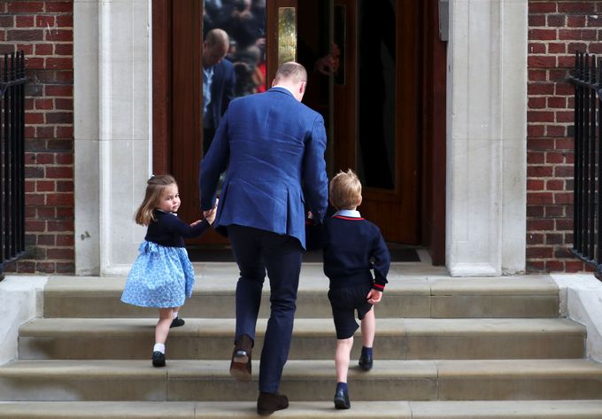 Princ William přichází se svými dětmi Georgem a Charlottou do porodnice.