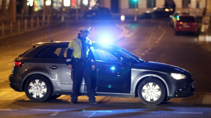 Muž v noci ve Vídni najížděl do chodců. Policisté ho postřelili, zranění pak podlehl
