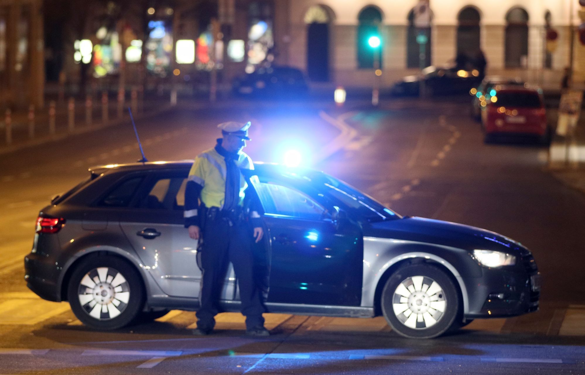 Rakouští policisté ve Vídni, kde útočník pobodal několik lidí.