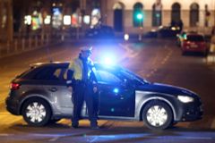 Muž v noci ve Vídni najížděl do chodců. Policisté ho postřelili, zranění pak podlehl