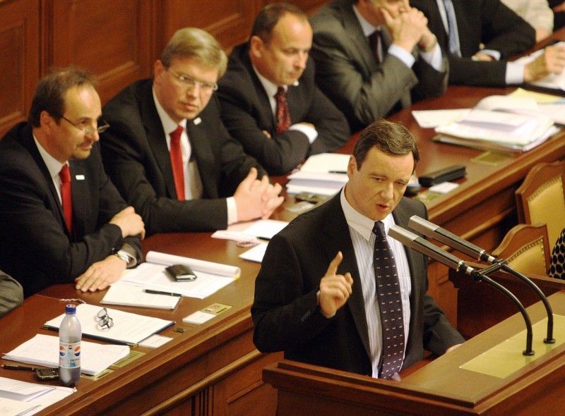 Poslanci rozhodují o důvěře ve Fischerův kabinet