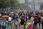 Maduro se snaží uklidnit masivní demonstrace. Venezuelanům zvýšil minimální mzdu o 50 procent
