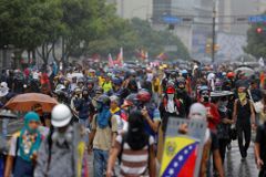 Maduro se snaží uklidnit masivní demonstrace. Venezuelanům zvýšil minimální mzdu o 50 procent
