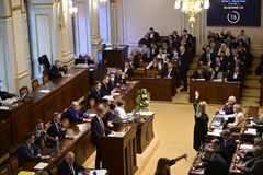 Kolik bere měsíčně poslanec, jaké má benefity? Šéf či šéfka sněmovny si brzy polepší