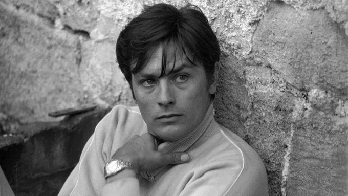 Francouzský herec Alain Delon se narodil 8. listopadu 1935 ve městě Sceaux na jižním předměstí Paříže. Ve 23 letech se stal filmovou hvězdou.