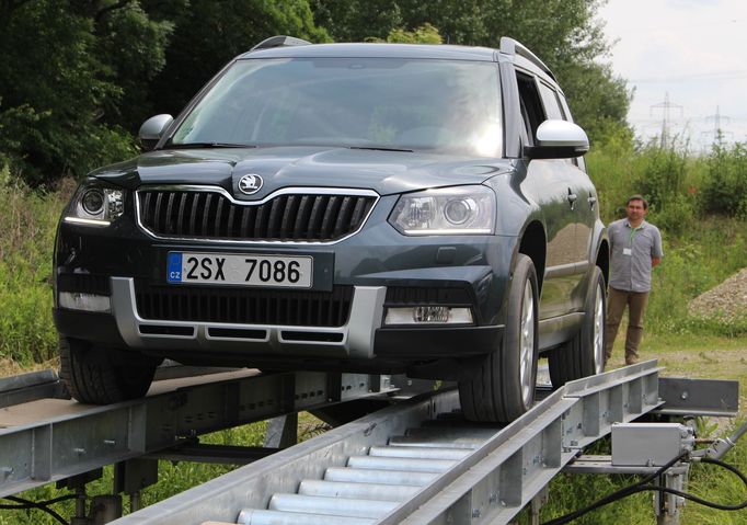 Škoda novinářům pomocí rampy s otočnými válci dokázala, že vůz s pohonem všech kol se dokáže pohybovat vpřed i tehdy, když má pevný podklad jen pod jedním kolem.