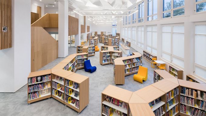 Škola u Prahy přestavěla knihovnu pro 21. století. Má 3D tisk i laserové řezačky