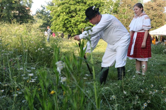 Některé krojované dívky se přišly učit, a měly přitom toho nejlepšího možného učitele. Tady na snímku otec se svou dcerou, oba mají také vztah ke krojům.