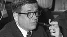 Charles Colson, 16. 10. 1931 – 21. 4. 2012, poradce Richarda Nixona Poradce bývalého amerického prezidenta Richarda Nixona Charles Colson, který byl v 70. letech minulého století odsouzen k sedmi měsícům vězení za svou roli v aféře Watergate, zemřel. Bylo mu 80 let. Colson byl považován za "génia zla" Nixonovy administrativy. Mimo jiné sepsal seznam Nixonových politických nepřátel, proti nimž bylo podle jeho názoru třeba vést akce. Deník The Washington Post ho v roce 1972 označil za "jednoho z nejmocnějších prezidentských poradců" v historii a za "mistra špinavých triků".