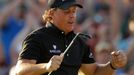 Phil Mickelson se raduje po posledním úderu na Masters