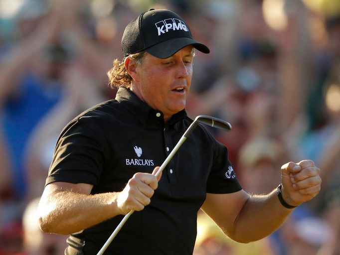 Phil Mickelson se raduje po posledním úderu na Masters