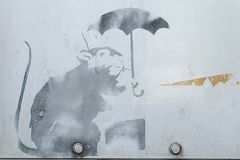 Řádil v Tokiu Banksy? Metropole řeší, zda je krysa s deštníkem umělecké dílo