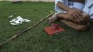 Mahesh Chaturvedi, 63, who dresses up like Mahatma Gandhi, sits next to a copy of the Bhagavad-Gita, one of Hinduism's most holy books, at a park in New Delhi September 28, 2012. Chaturvedi says that the soul of Gandhi resides in him and he has been sent to continue the work of Father of the Nation. After his self proclaimed transformation in 2002 as Gandhi, Chaturvedi has been travelling extensively and plays up to his startling resemblance to Gandhi at protests and demonstrations. Picture taken September 28, 2012. REUTERS/Mansi Thapliyal (INDIA - Tags: SOCIETY) Published: Lis. 26, 2012, 3:59 dop.