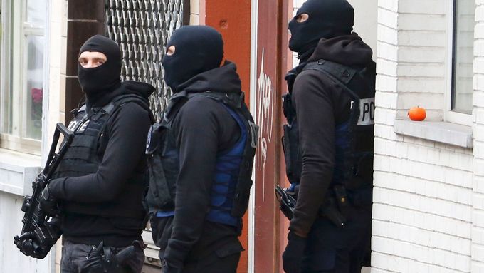 Belgická policie při zásahu ve čtvrti Molenbeek.