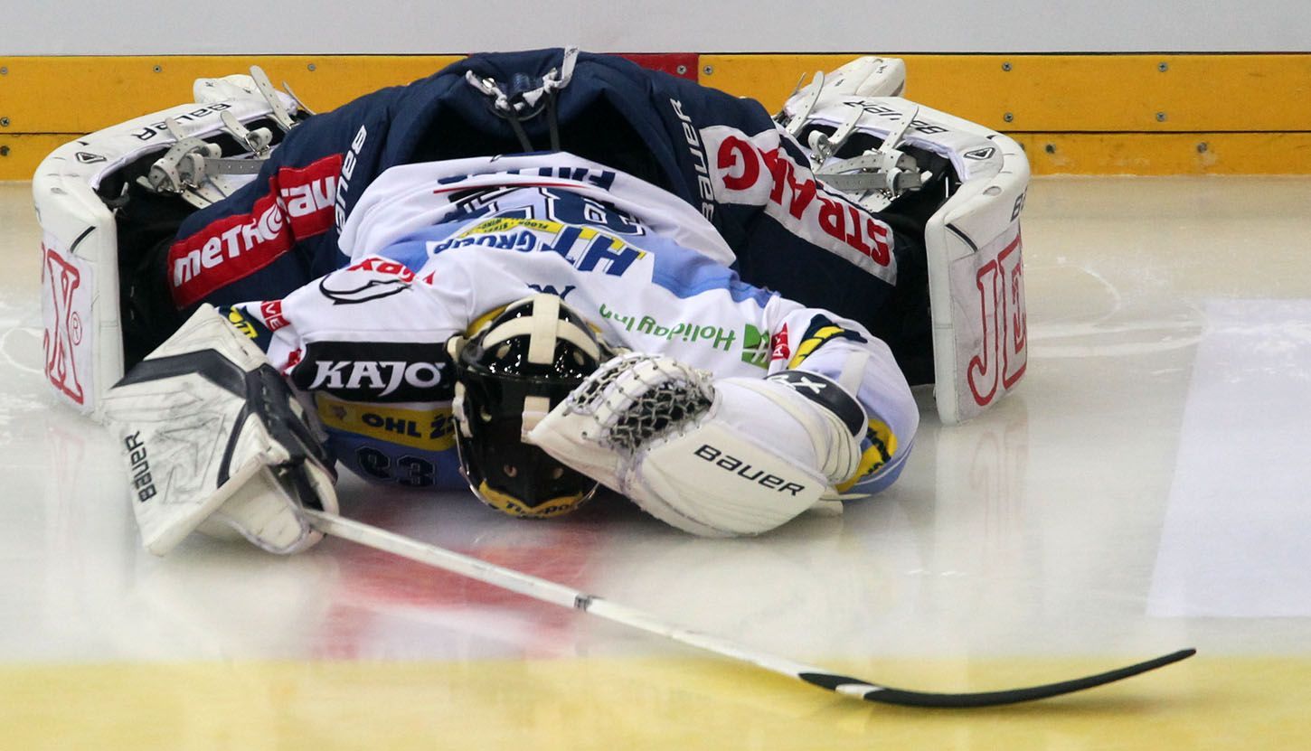 Hokejový brankář Komety Brno Martin Falter se protahuje v utkání proti Kladnu během 15. kola Tipsport extraligy 2012/13.