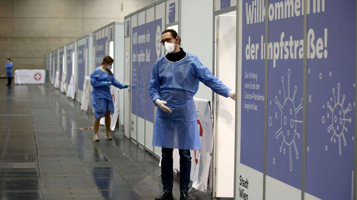 "Je to naše jediná šance." U sousedů sílí diskuse o povinné vakcíně proti koronaviru; Zdroj foto: Reuters