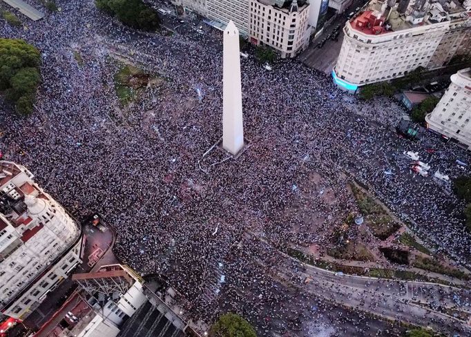 Argentinci fandí v ulicích Buenos Aires během semifinále MS 2022 Argentina - Chorvatsko