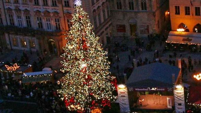 Vánoční stromy ve městech se obvykle rozsvěcí dlouhé týdny před tím, než si je lidé ozdobí doma.