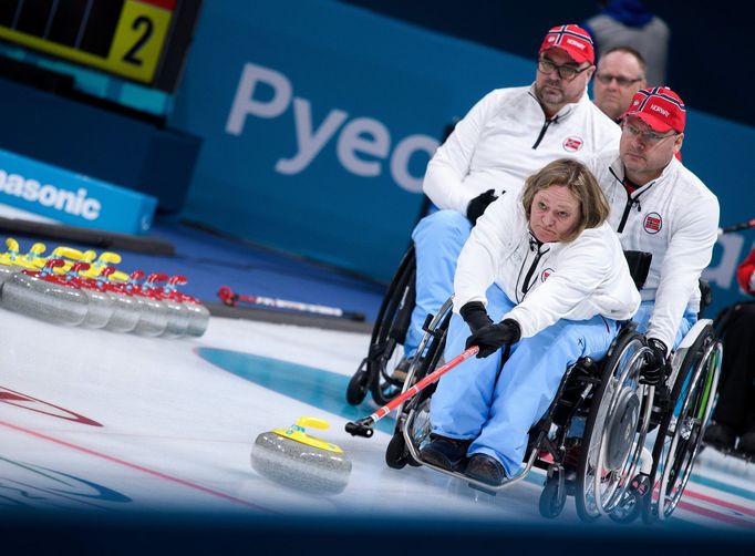 Sissel Loechenová (Norsko) při curlingu