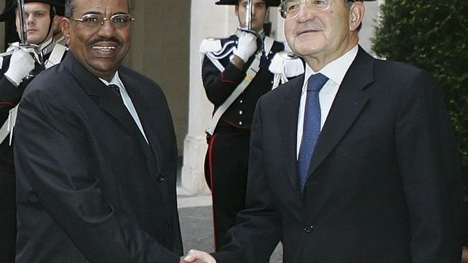 Omar Bašír si třese rukou s italským premiérem Romanem Prodim. Prodi byl za to, že sudánského prezidenta přijal, kritizován jak opozicí, tak Evropským parlamentem