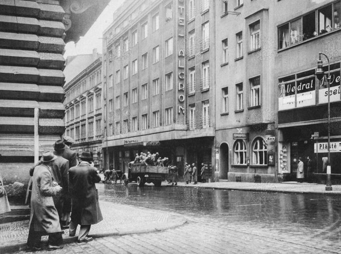 Pohled na přijíždějící posilu jednotek SS do hotelu Alcron (dům čp. 623 ve Štěpánské ulici na Novém Městě). 5.5.1945