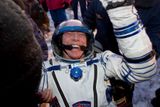 Kosmonauty tahají z modulu. Velitel letu a donedávna také šéf celé ISS Mike Fossum...