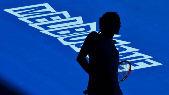 Račte prosím vstoupit do naší galerie, šalebná hra stínů na Australian Open právě začíná.