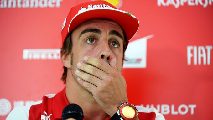 Fernando Alonso je v ohni spekulací i během Velké ceny Singapuru.