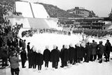 Bohužel to nebyla první tragédie v ledovém korytu na zimních hrách. V roce 1964 v Innsbrucku totiž zemřel britský sáňkař s polskými kořeny Kazimierz Kay-Skrzypeski,  který rovněž ještě před slavnostním zahájením her při premiéře sáňkařů na hrách vyletěl při tréninku z koryta přímo mezi stromy a na místě byl mrtev.