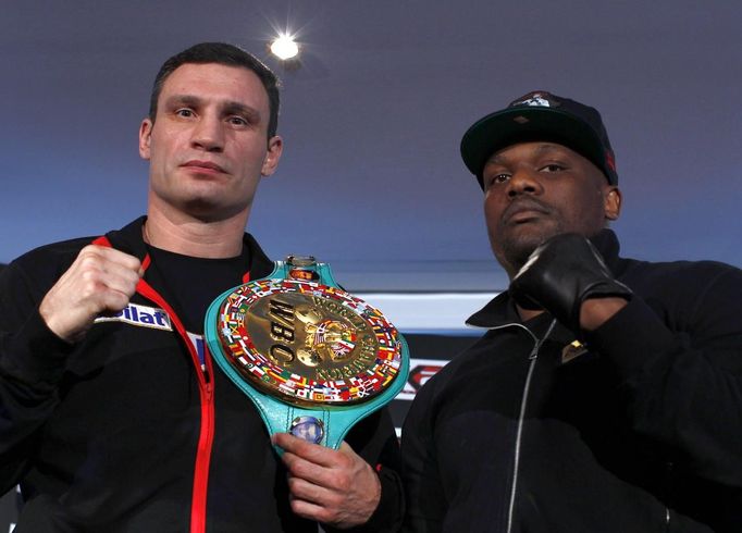 Vitalij Kličko (vlevo) a Dereck Chisora