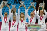 Vítězný tým zleva: Lucie Hradecká, Květa Peschkeová, Lucie Šafářová, Petra Kvitová a kapitán Petr Pála..