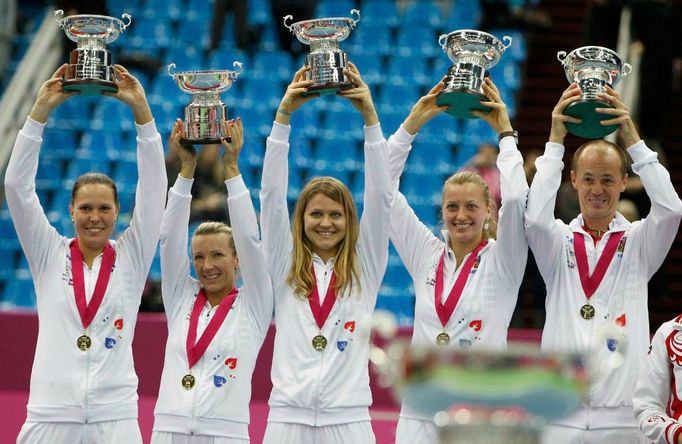 České tenistky slaví vítězství ve finále Fed Cupu 2011 proti Rusku.