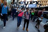 Newyorská dvojice nese železnou ceduli, na které stojí: "Okupujte Wall Street"