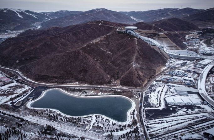 Stadiony pro olympiádu 2022: Zhangjiakou cluster (retenční nádrž pro výrobu technického sněhu)