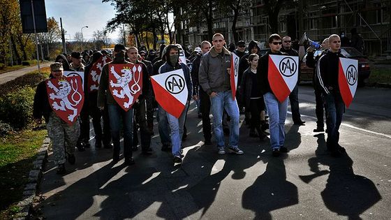 Radikálové válčili s policií, k Romům se nedostali