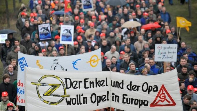 Demonstrace zaměstnaneckých odborů zažívá v těchto týdnech celá Evropa. Snímek je z Německa, z protestu zaměstnanců Opelu.