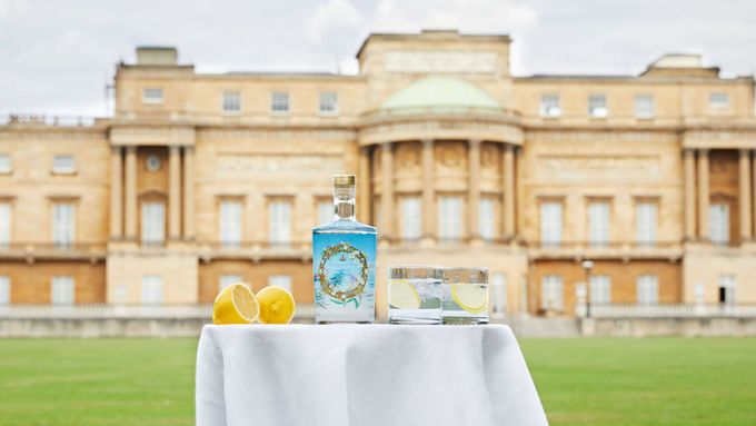 Nápoj britských aristokratů obsahuje kromě alkoholu také citron, verbenu, plody hlohu a listy morušovníku sesbírané na zahradě Buckinghamského paláce.