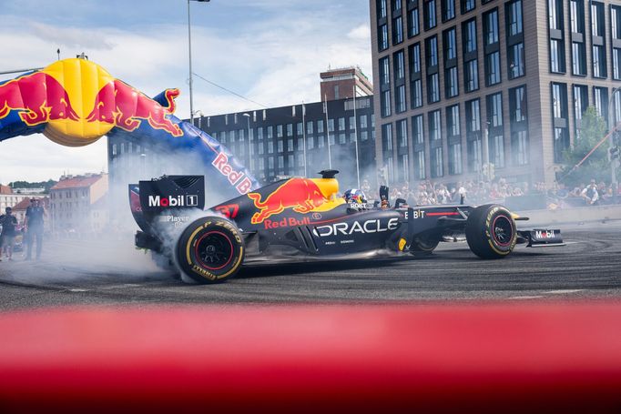 David Coulthard v Red Bullu při show v ulicích Prahy