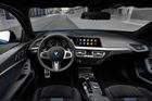 Podobně jako v případě Mazdy 3 také BMW 1 funguje dobře tam, kde není třeba použit centrální ovladač v podobě otočného tlačítka. To platí jak pro klimatizaci, tak pro zapínání světel, stěračů a výstražných světel. Telefonování, navigace nebo i pouhé naladění rozhlasové stanice však testerům činilo potíže. BMW bylo v testu nejlepší, pokud jde o ovladatelnost prvků souvisejících s bezpečností. Zároveň však nejhorší, pokud jde o provoz infotainmentu.