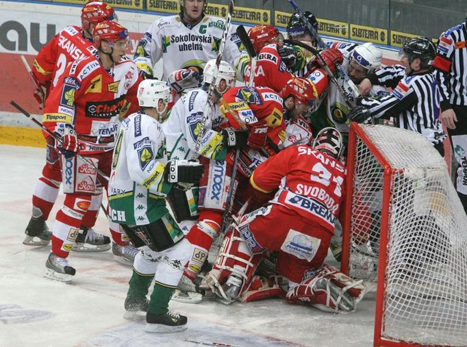 Velká mela se strhla třicet vteřin před koncem zápasu u branky Slavie, když Lukáš Pech najel i s pukem do brankáře Svobody. Ten si to nenechal líbit a pustil se do něj. Další bojující pár tvořil Řezníček se Slobodou, ostatní spíše přihlíželi.