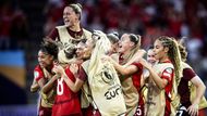 Obránkyně Nadine Riesen slaví se spoluhráčkami gól proti Norsku na stadionu v Basileji.