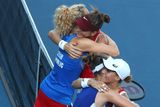Vzájemná gratulace. Barbora Krejčíková a Kateřina Siniaková se po finále se Švýcarkami objaly nad sítí.