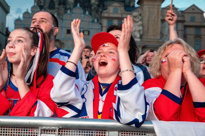 Fanoušci na Staroměstském náměstí v Praze sledují finále mezi Českem a Švýcarskem na MS v hokeji 2024.