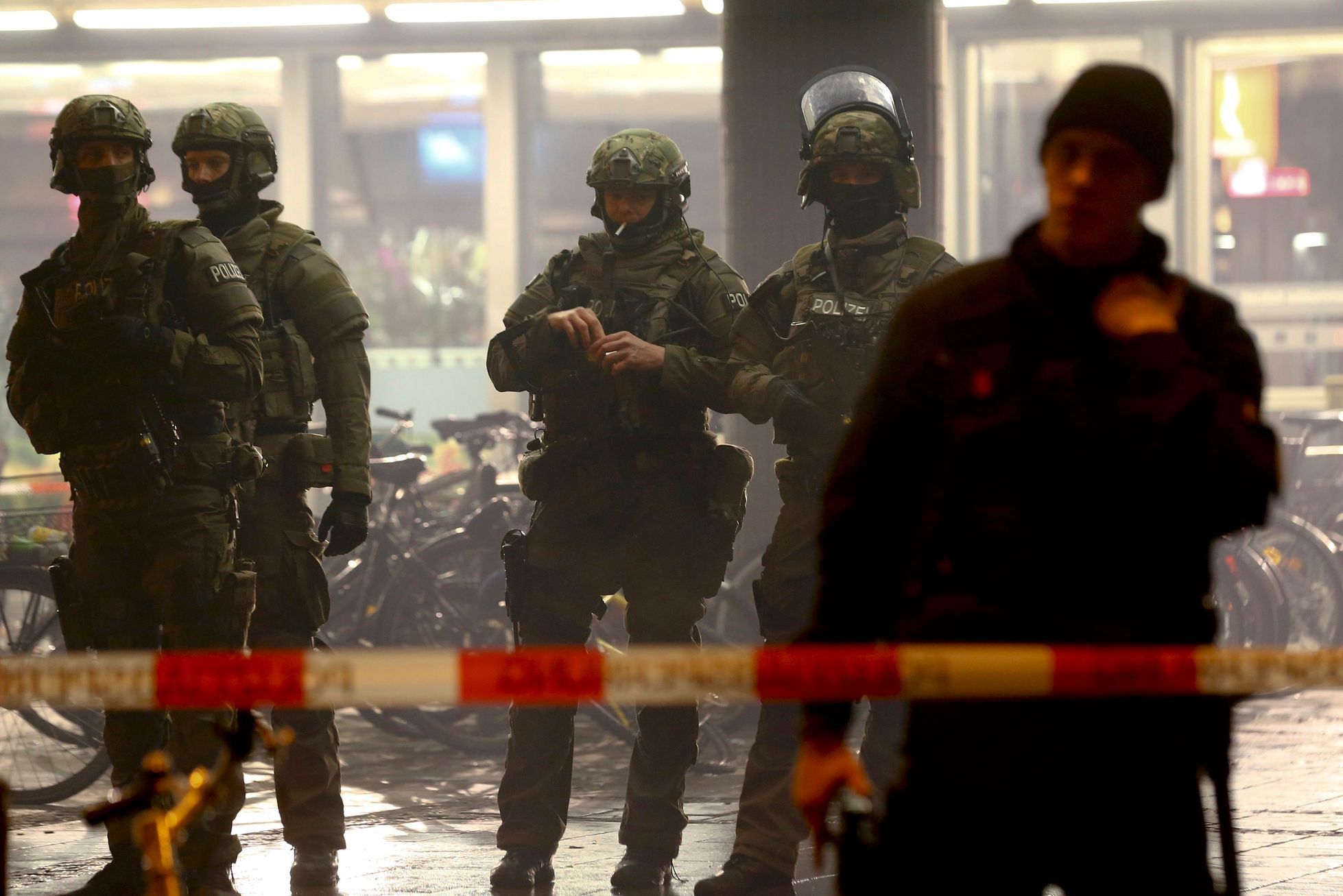 Policisté na hlavním nádraží v Mnichově.