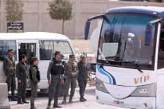 Evakuace ze syrské Dúmy pokračují. V noci odjely další 4000 lidí