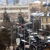 Lidé stojí frontu před Kosovským parlamentem