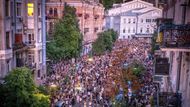 Protesty přicházejí v době, kdy si Kyjev potřebuje zachovat přízeň svých spojenců a řeší složité vztahy s administrativou amerického prezidenta Donalda Trumpa, který Zelenského opakovaně kritizoval.