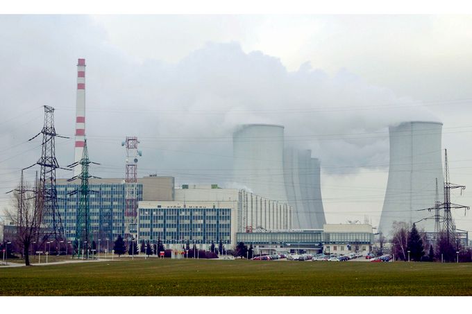 Jaderná elektrárna Jaslovské Bohunice, Slovensko, 18.1.2005. Ilustrační snímek areálu s chladicími věžemi a provozem.
