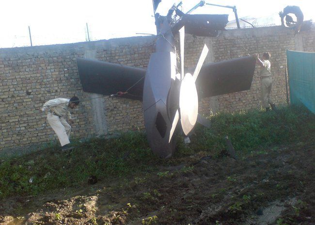 Trosky amerického vrtulníku, který se zřítil při razii v Ládinově komplexu
