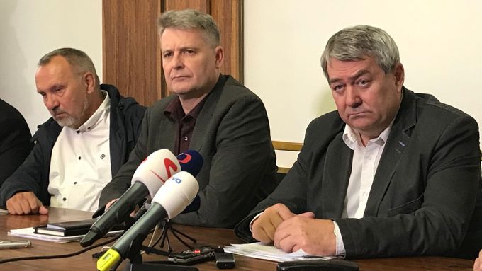 Předseda KSČM Vojtěch Filip (vpravo) po jednání Ústředního výboru KSČM 20. října 2018.